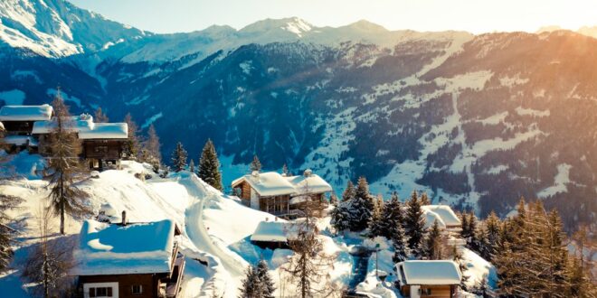 Maisons de montagne recouvertes de neige pendant les vacances d'hiver 2027