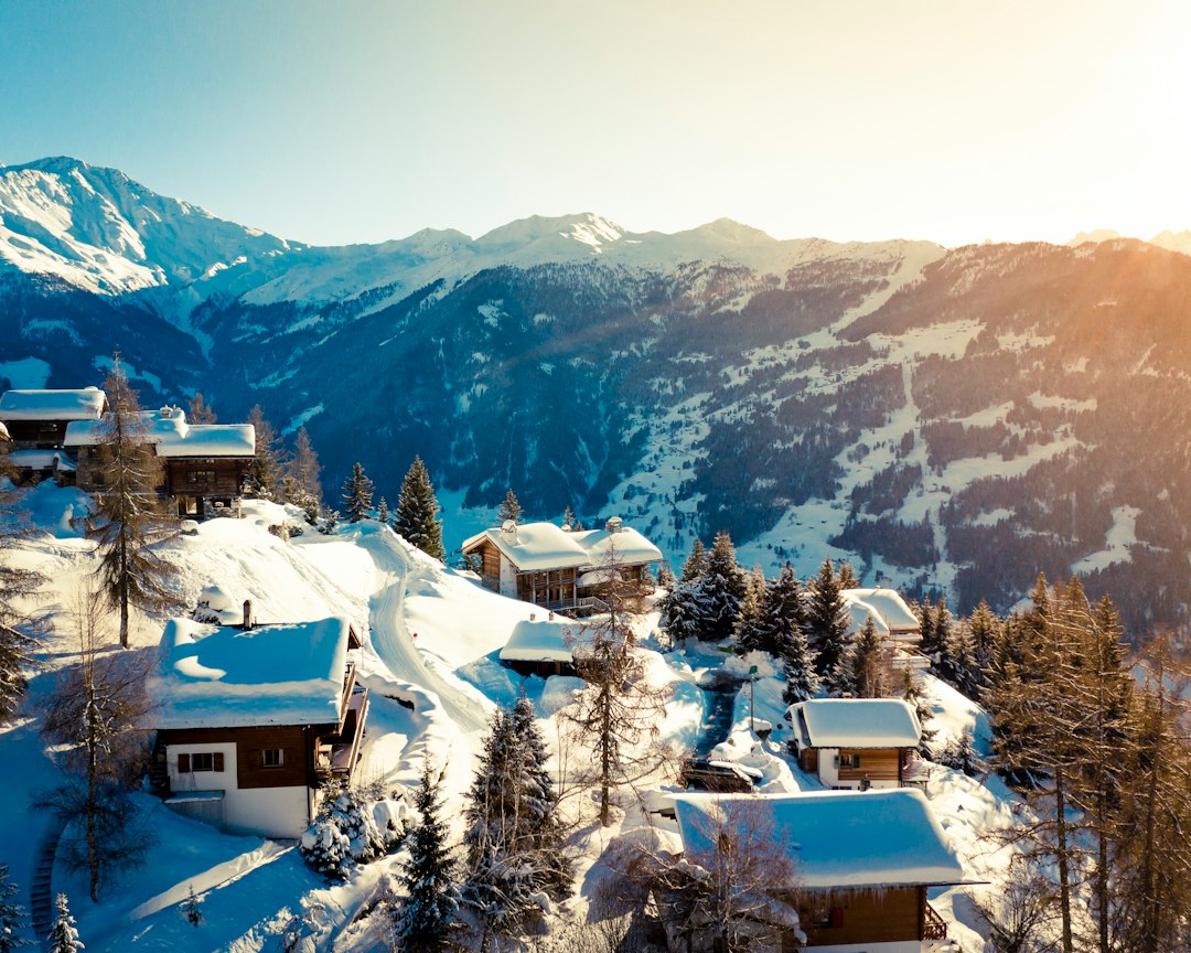 Maisons de montagne recouvertes de neige pendant les vacances d'hiver 2027