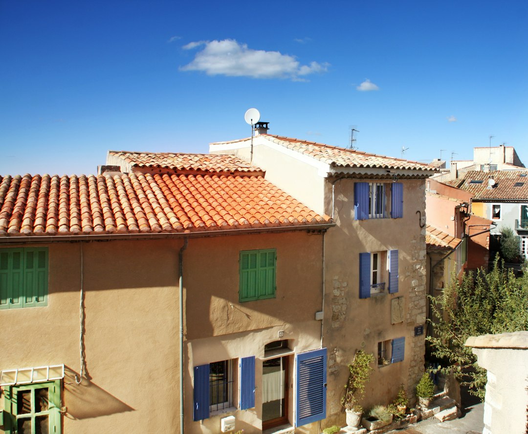Maisons de village soumises à la taxe d'habitation résidence secondaire