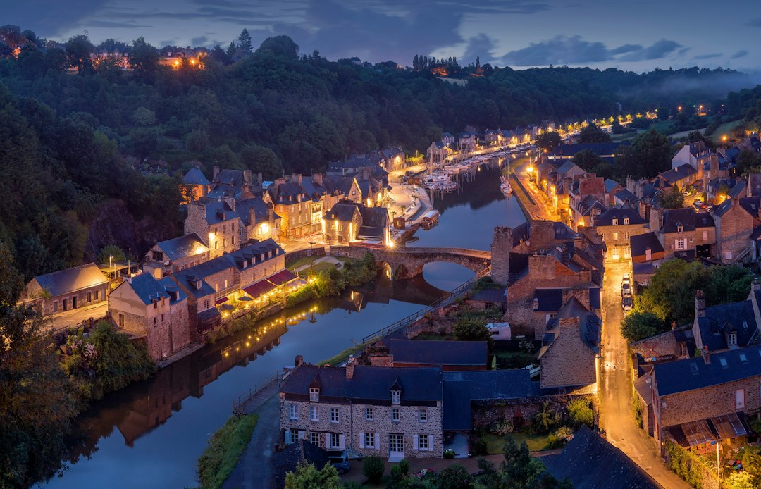 Ville ancienne au bord de la rivière