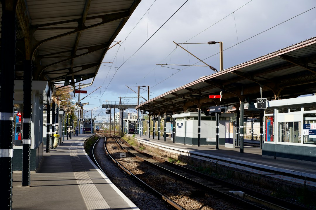 Voies et quais d'une gare avant la grève du 5 novembre
