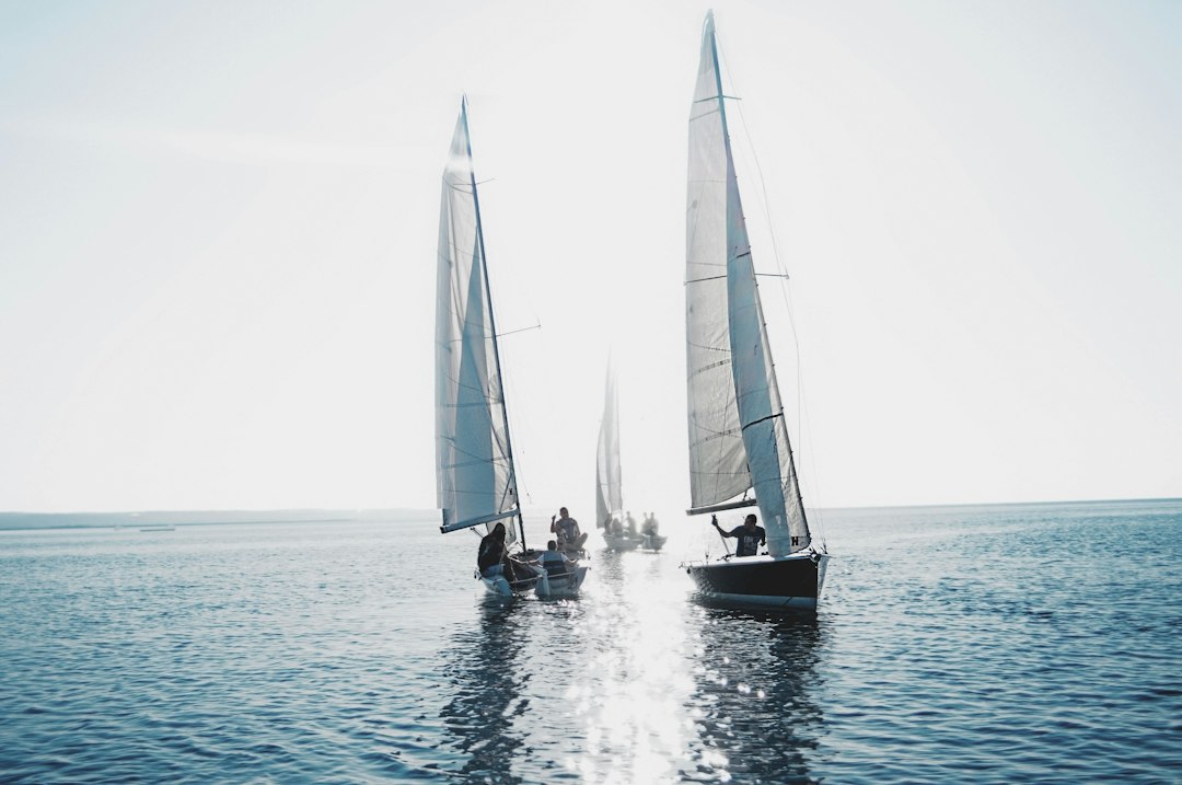 Voilier de course au large sous voiles en pleine mer