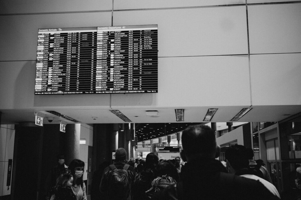 Tableau des départs d'un aéroport, vol retardé