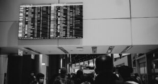 Tableau des départs d'un aéroport, vol retardé