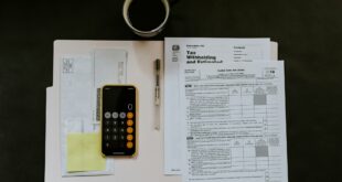 Documents fiscaux sur un bureau : l'abattement des retraités en débat