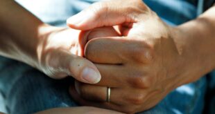 Assurance vieillesse des aidants : mains jointes d'un aidant et d'un proche