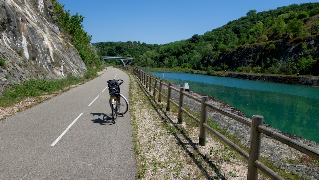 La Loire à Vélo : bicyclette au bord d'une route longeant une rivière