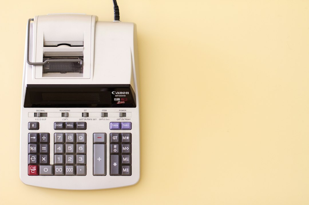 Calculatrice de bureau sur fond jaune