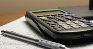 Budget de la Sécu 2027 : calculatrice et document posés sur une table