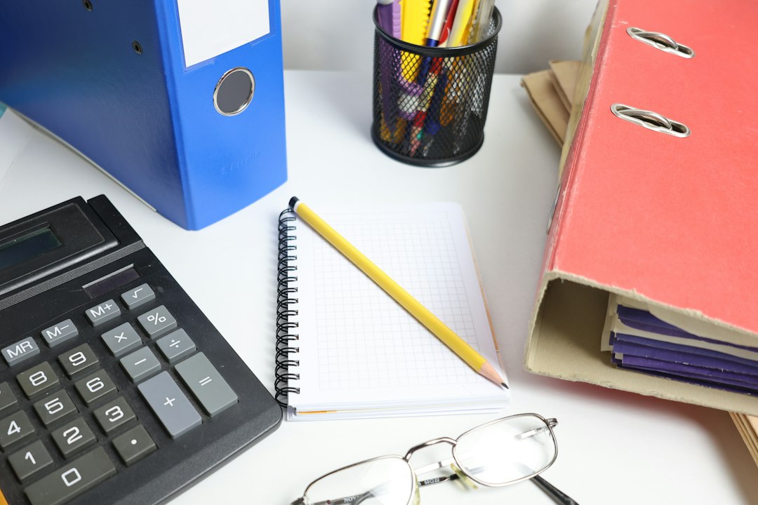 Bureau avec classeurs et calculatrice