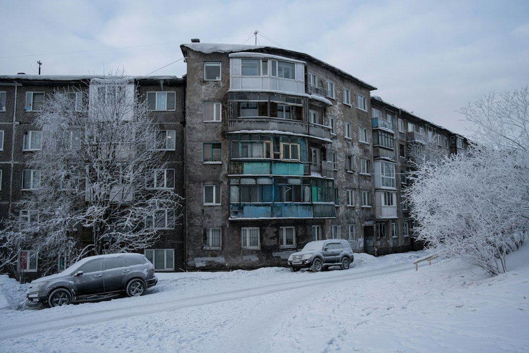 Immeuble d'habitation sous la neige, chauffage en panne pour un locataire