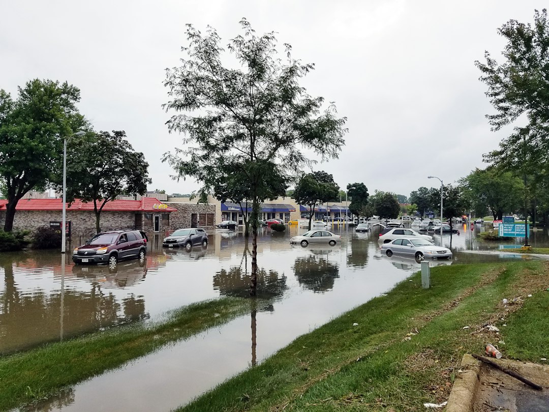 Chaussée submergée après de fortes pluies, illustration des inondations du 20 octobre