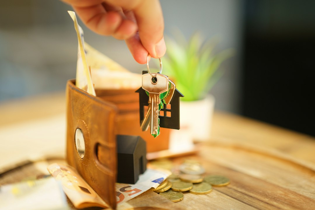 Clés de logement et factures du foyer