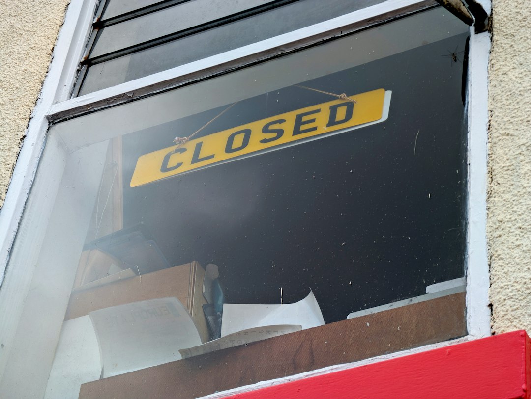 Panneau fermé dans la vitrine d'un commerce