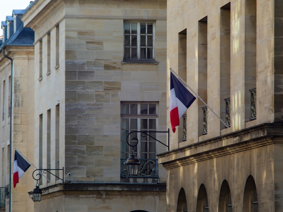 Bâtiment public pavoisé, illustration des dégâts des manifestations pour les communes