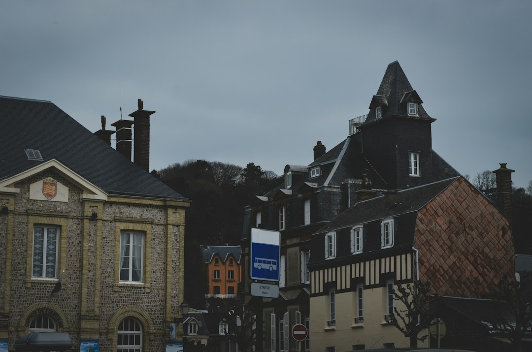 Façade d'un bâtiment administratif en centre-ville