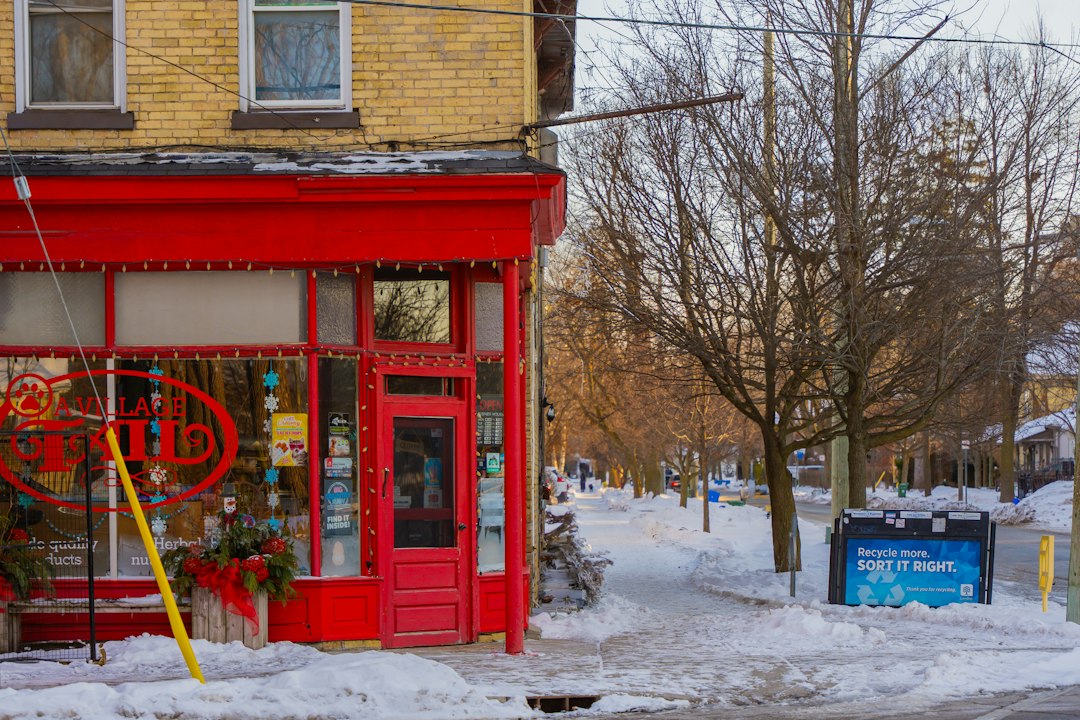 Commerce dans une rue en hiver