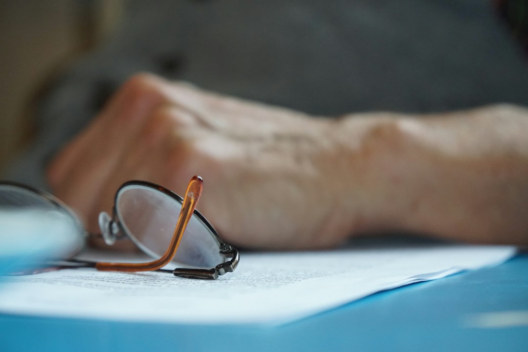 Lunettes et documents d'une personne âgée