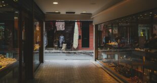 Rue commerçante de centre-ville, dommages d'émeutes et commerces