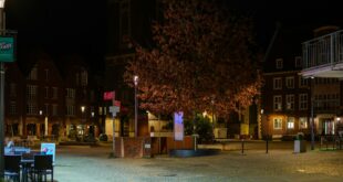 Place de ville éclairée la nuit, éclairage public LED