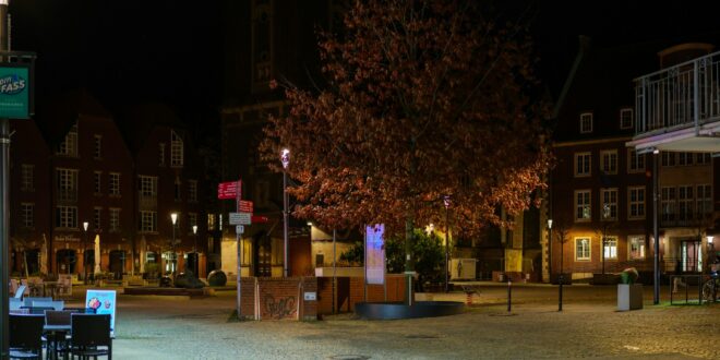 Place de ville éclairée la nuit, éclairage public LED
