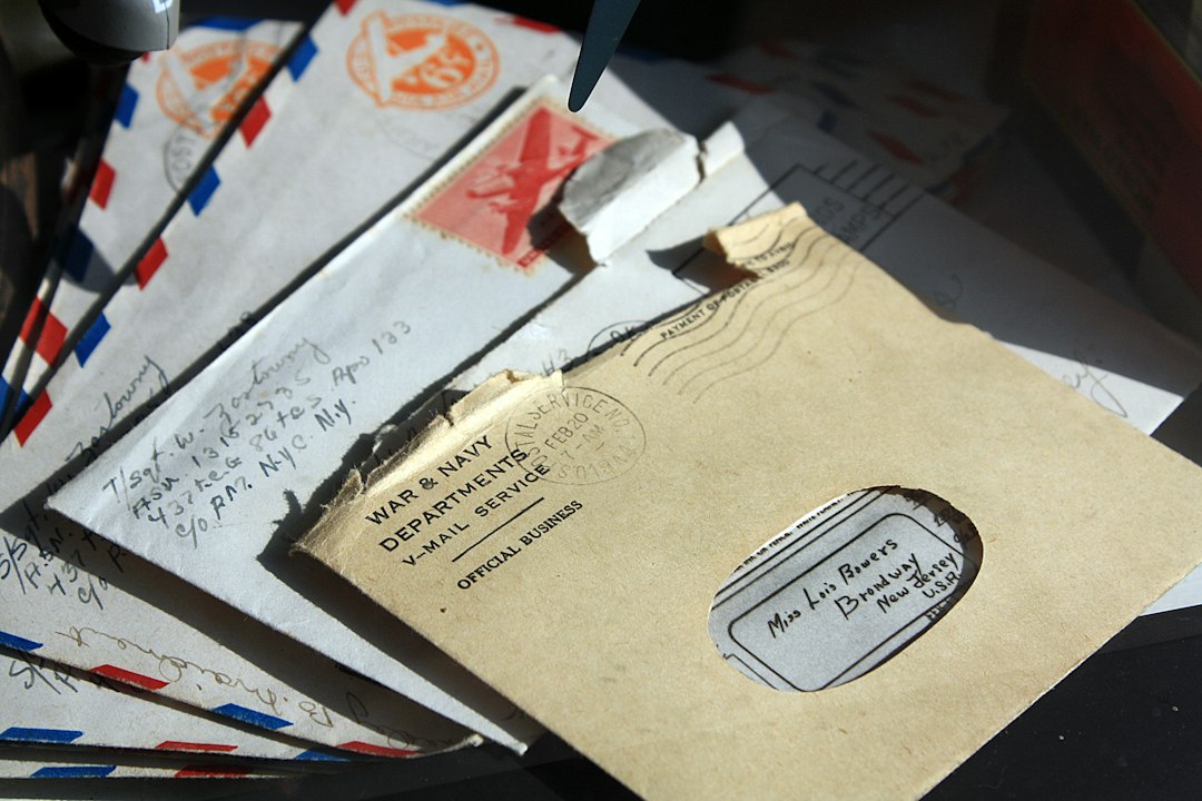 Enveloppes ouvertes contenant des courriers de créanciers avant un dossier de surendettement