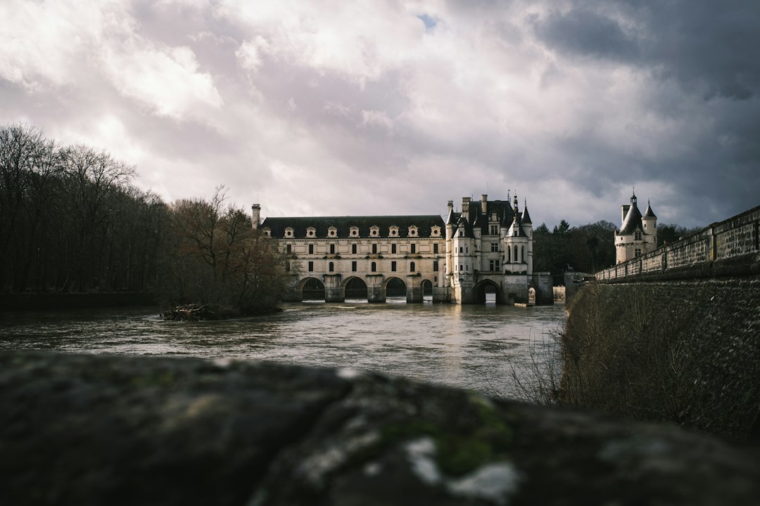 Rivière sous un ciel nuageux lors d'un épisode méditerranéen