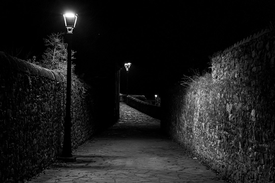 Ruelle éclairée par des lampadaires avant l'extinction de l'éclairage public