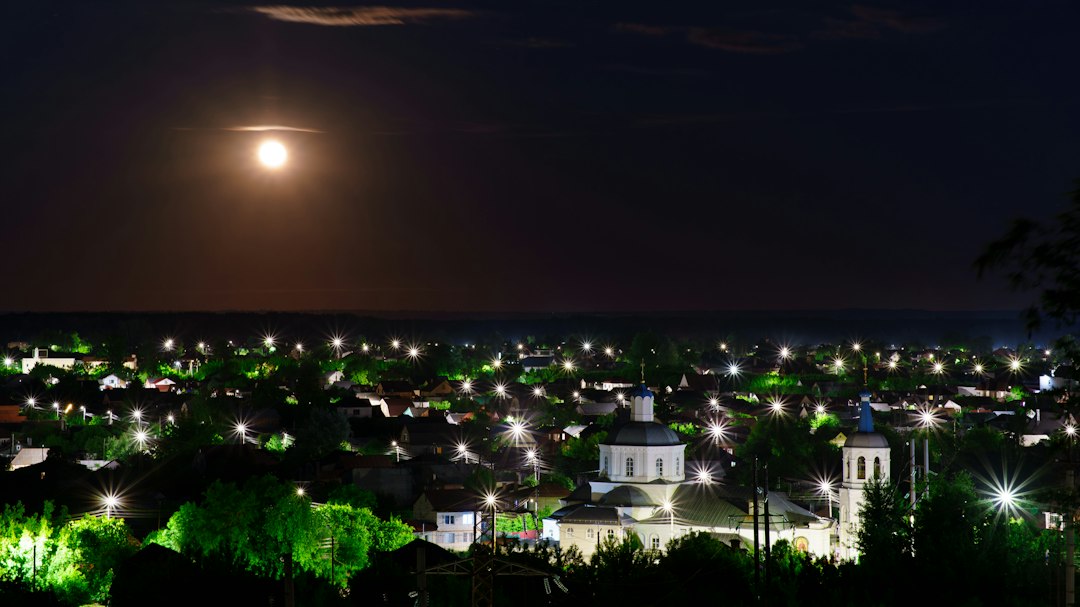 Petite ville sous la pleine lune, ciel nocturne préservé