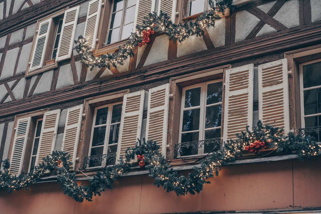 Noël à Colmar 2026 : façade alsacienne décorée pour les fêtes