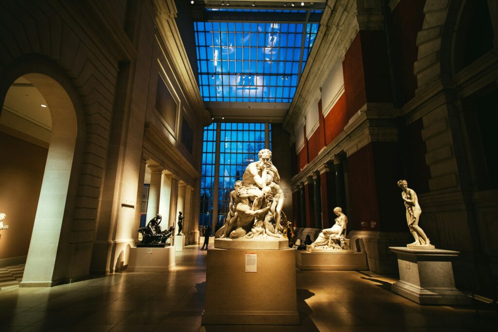Intérieur d'un musée, fréquentation du Louvre-Lens