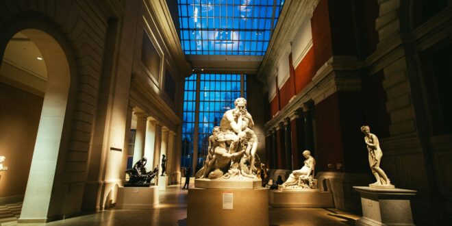 Intérieur d'un musée, fréquentation du Louvre-Lens