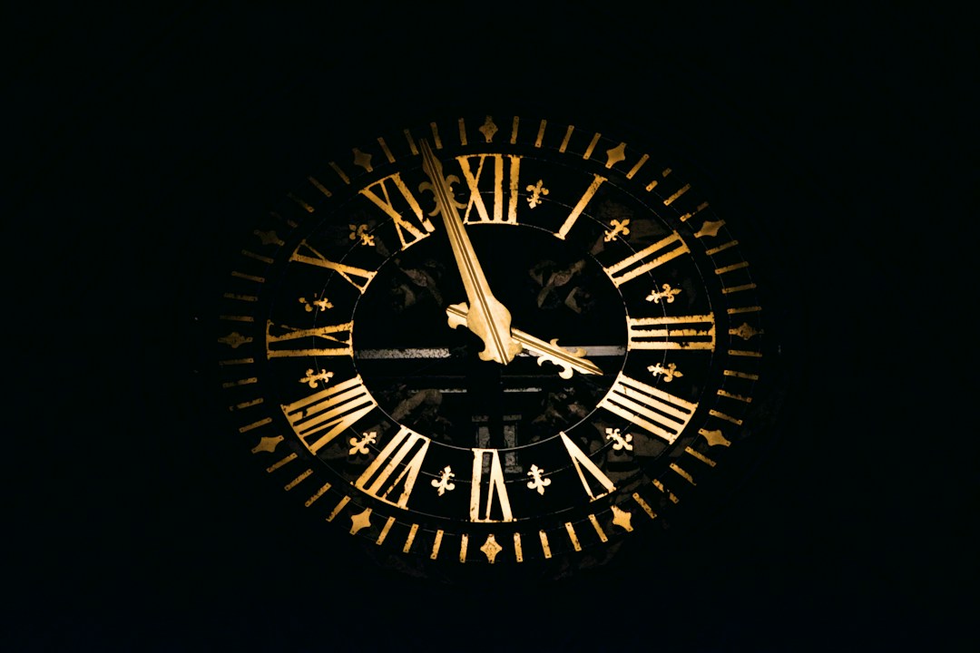 Horloge murale à régler pour l'heure d'hiver 2026