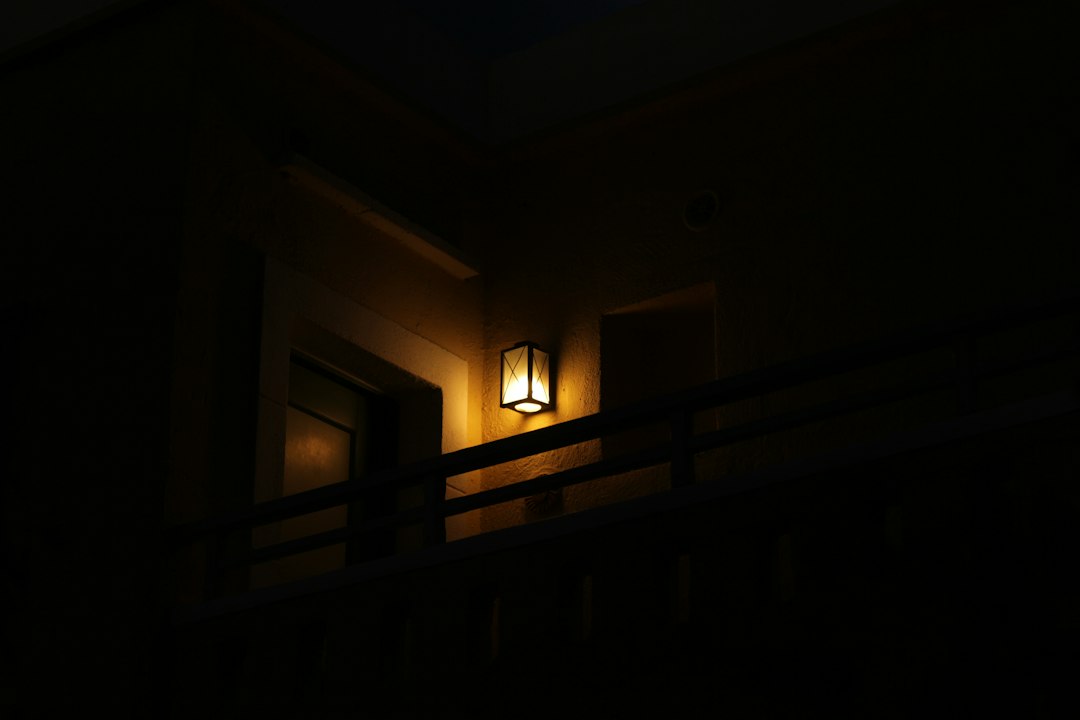Lampe allumée dans une pièce sombre