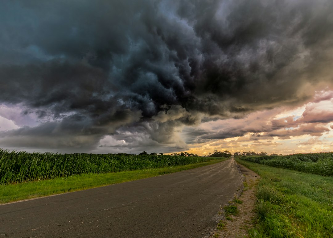 Intempéries Sud-Est : ciel d'orage chargé au-dessus d'une route
