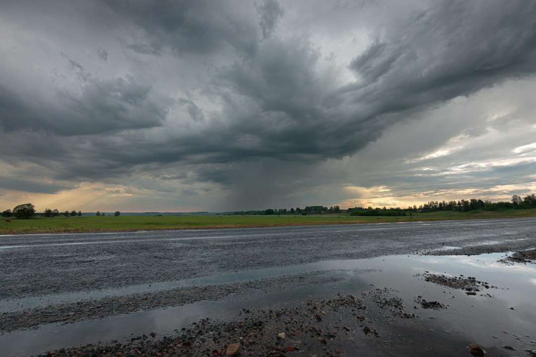 Route sous une pluie battante, image d'illustration