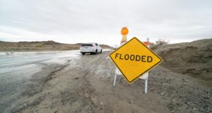 Intempéries Sud-Est : panneau de signalisation inondation au bord d'une route