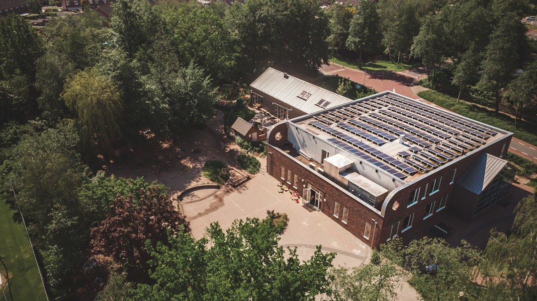 Bâtiment scolaire vu du ciel, rénové grâce à l'intracting