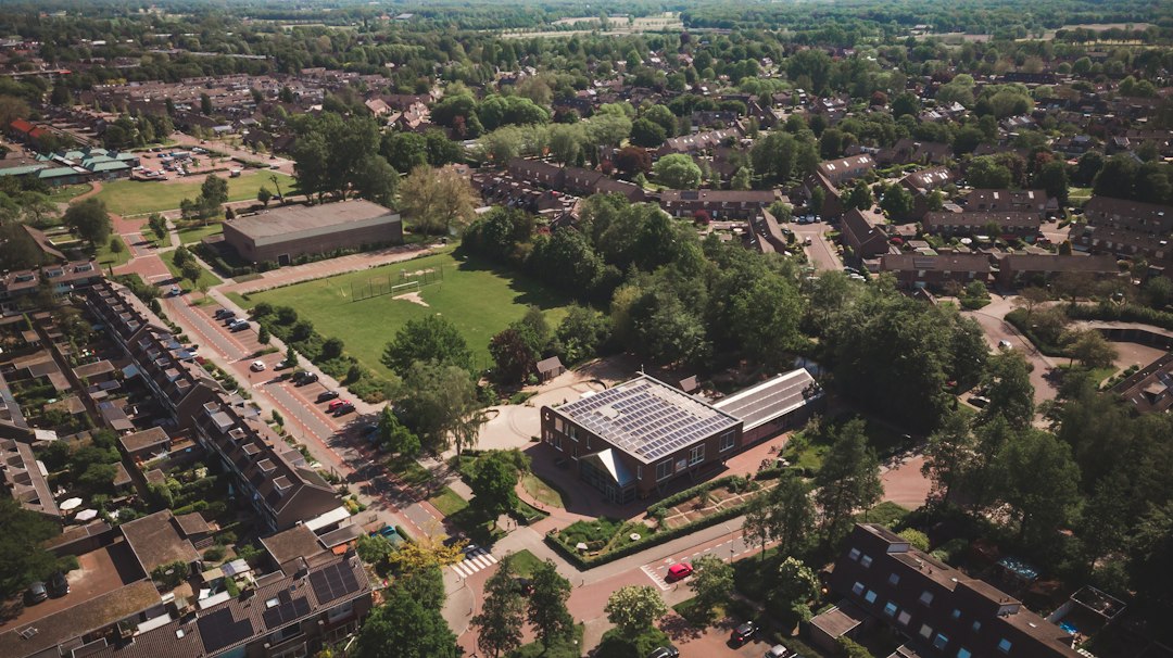 Toitures d'une école et des maisons voisines vues du ciel