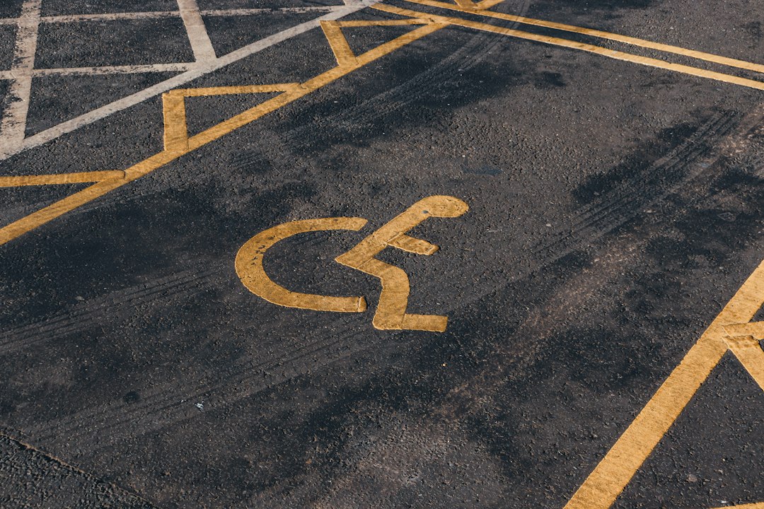 Marquage au sol d'une place accessible