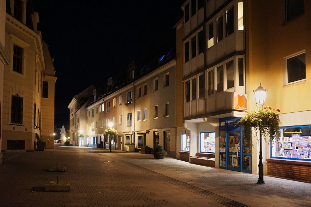 Lampadaires dans une rue de petite ville la nuit