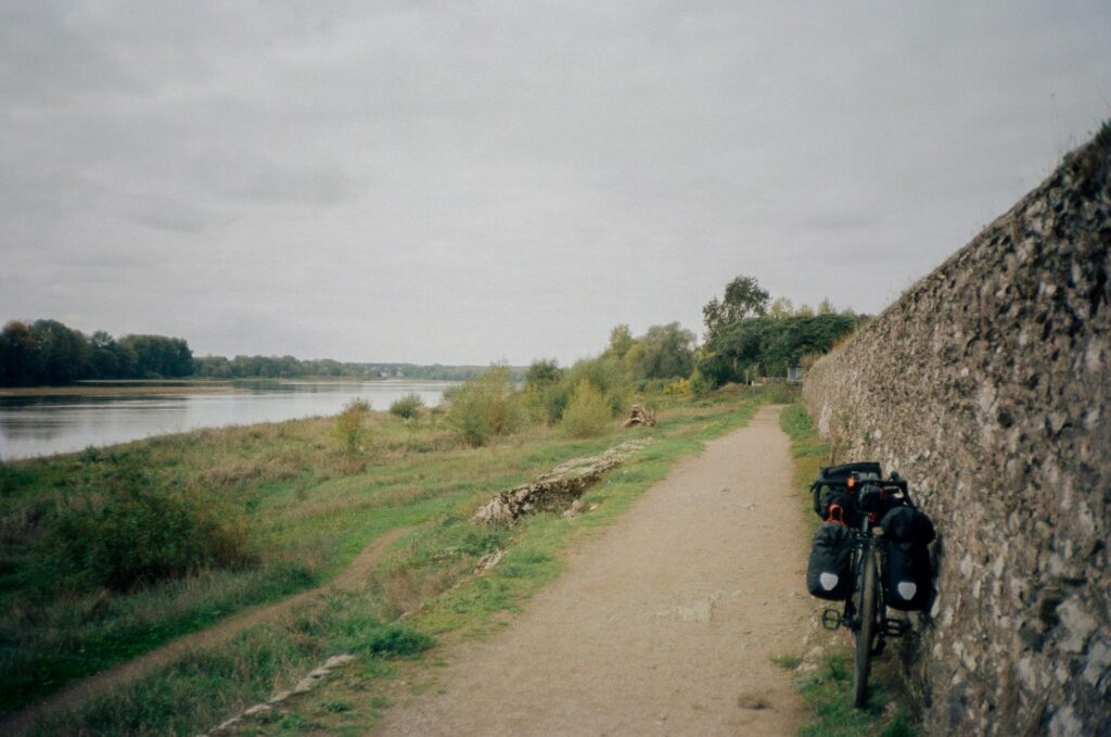 La Loire à Vélo : vélo garé près d'un chemin en bord de rivière