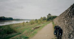 La Loire à Vélo : vélo garé près d'un chemin en bord de rivière