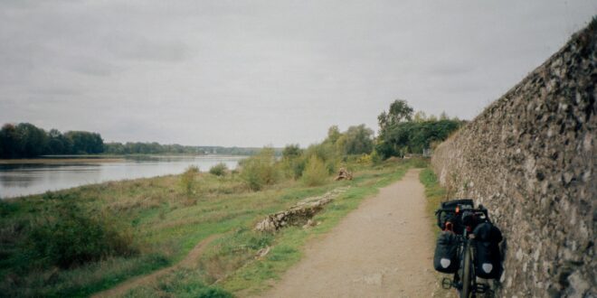 La Loire à Vélo : vélo garé près d'un chemin en bord de rivière