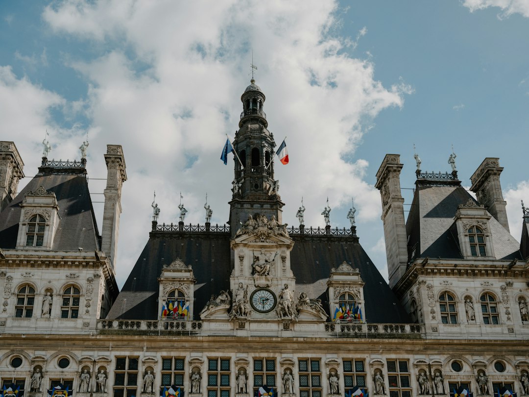 Bâtiment public avec tour d'horloge