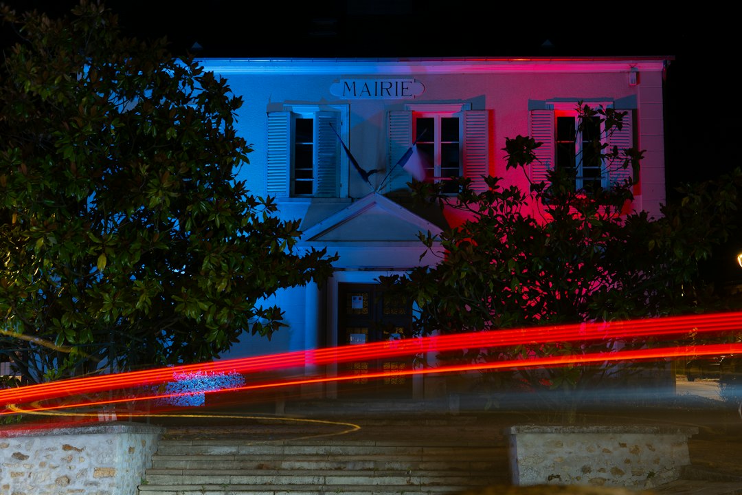Hôtel de ville illuminé la nuit