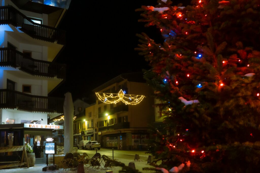 Sapin illuminé et façades décorées pour un marché de Noël