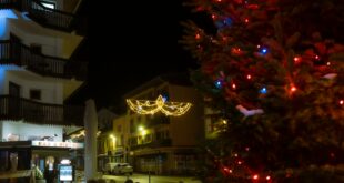 Sapin illuminé et façades décorées pour un marché de Noël