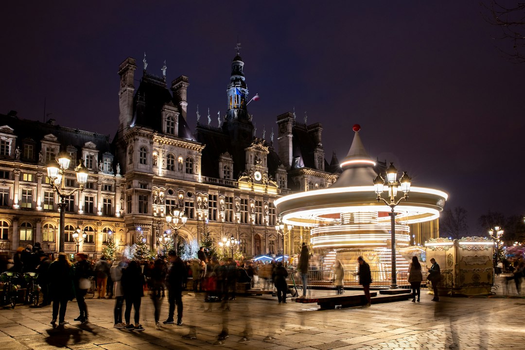 Allée de chalets de Noël en centre-ville