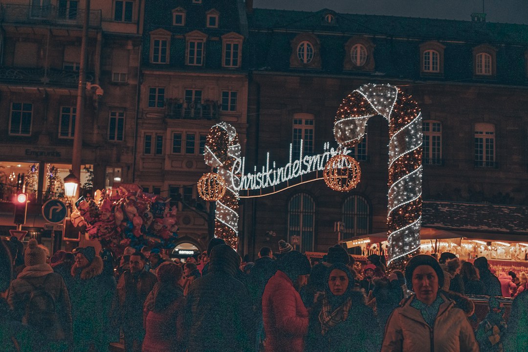 Allées d'un marché de Noël alsacien à la tombée de la nuit